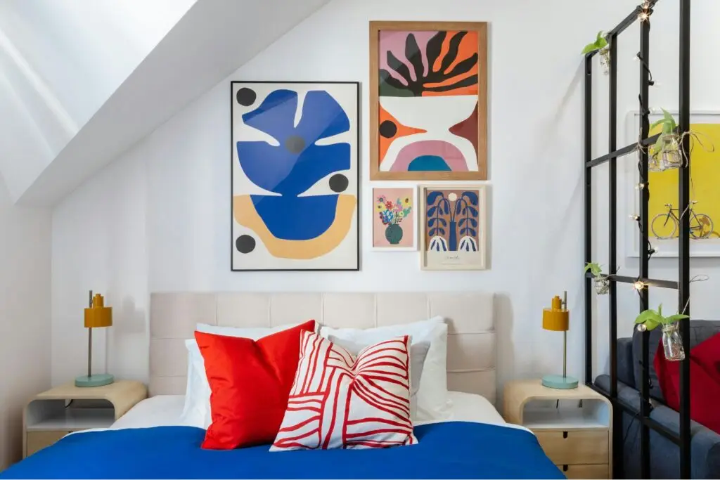 Chambre colorée avec verrière d’atelier et optimisation de l’espace