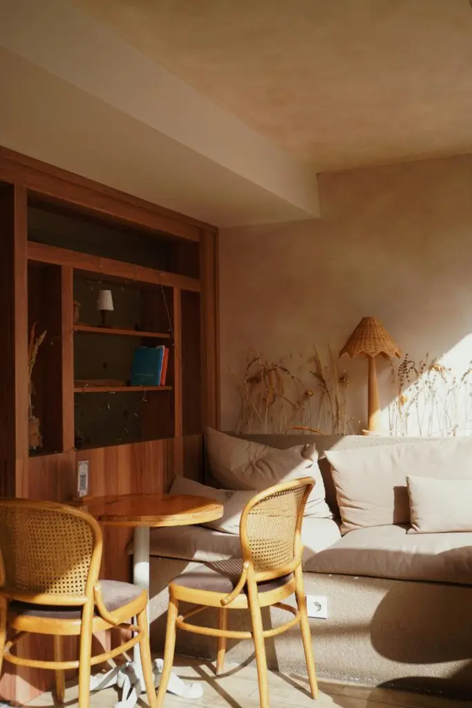 Coin repas compact avec banquette et bibliothèque sur-mesure