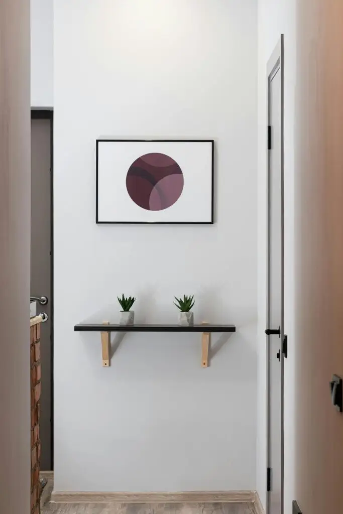 Entrée optimisée avec étagère murale pour accessoires