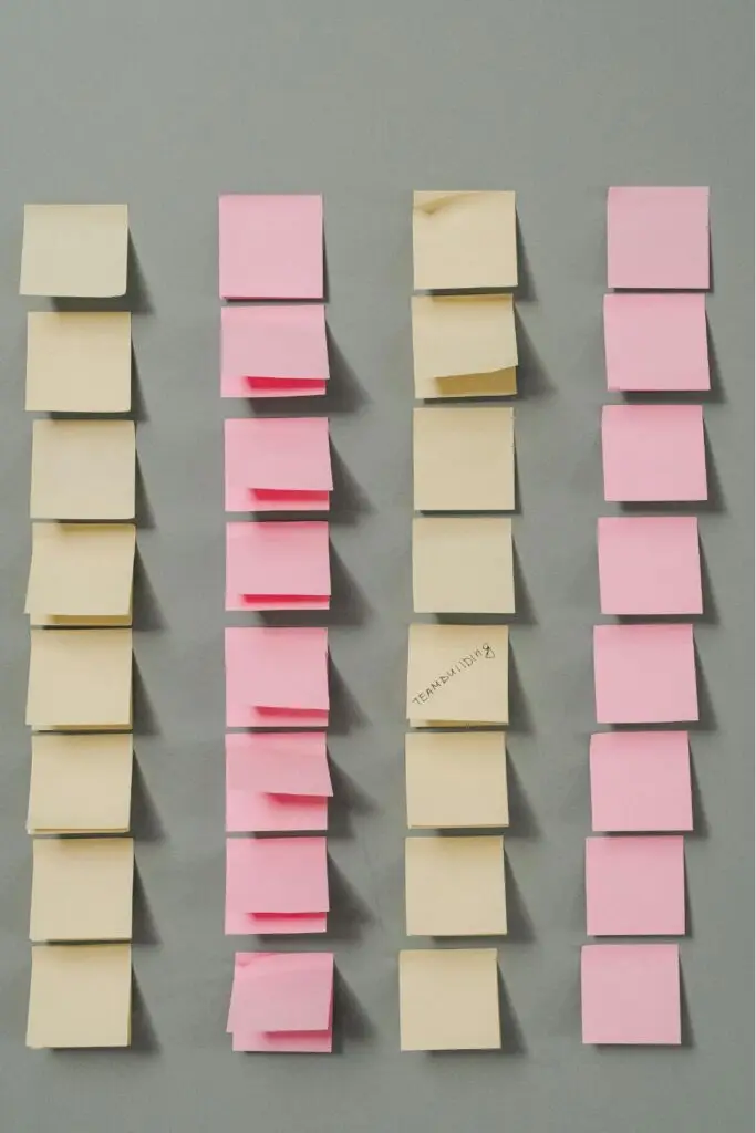 Mur de post-its symbolisant l’organisation d’un projet de rénovation