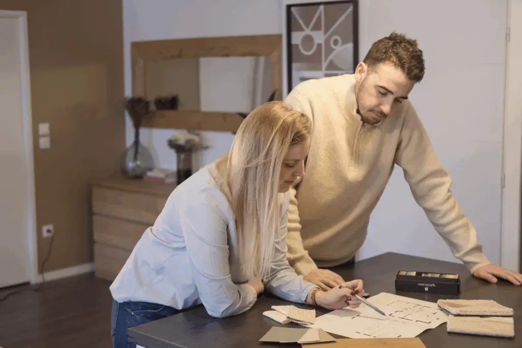 Alice Vaure en rendez-vous client pour des prestations d’architecture intérieure à Lille