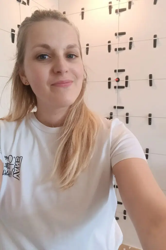 Alice Vadurel sur un chantier devant une douche en cours de carrelage