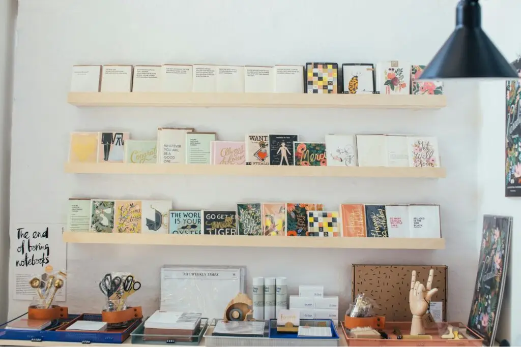 Étagères avec échantillons et fournitures dans un bureau de coach business pour architectes d’intérieur
