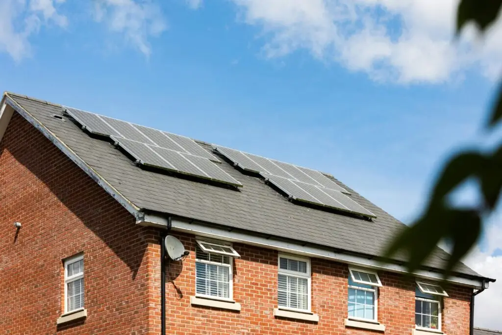 Maison individuelle équipée de panneaux photovoltaïques sur le toit