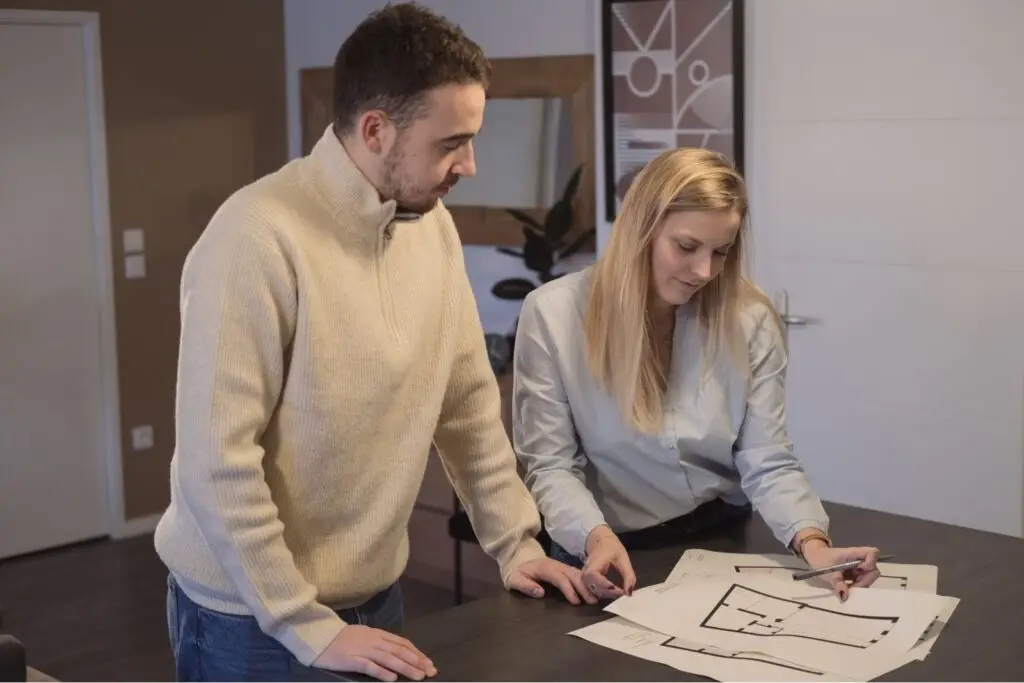 Échange client-architecte pendant une mission de pilotage rénovation