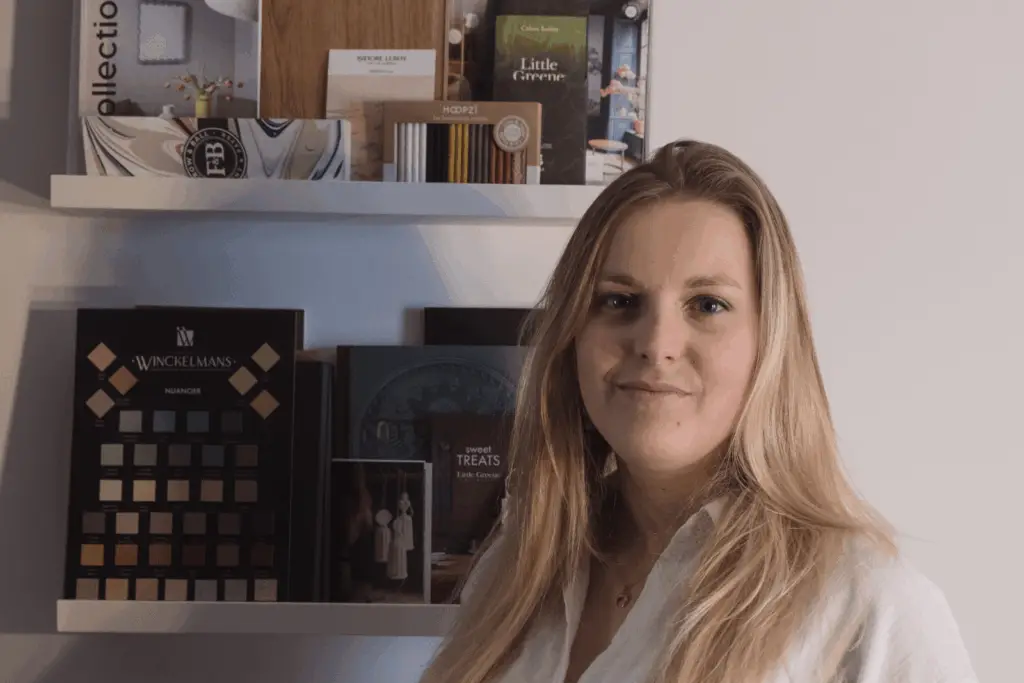 Femme architecte d’intérieur travaillant sur son ordinateur avec des échantillons.