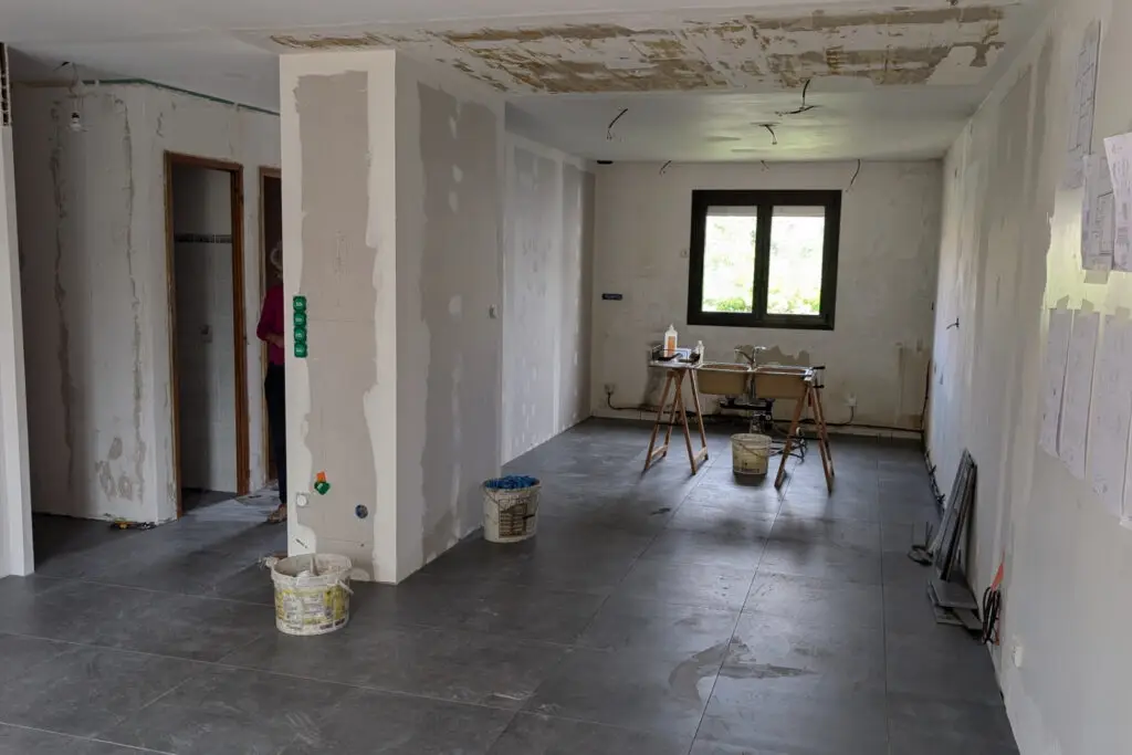 Photo du chantier de rénovation cuisine avec murs préparés et sols carrelés