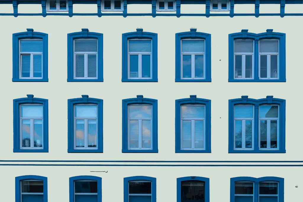 Façade d’un immeuble ancien avec fenêtres rénovées