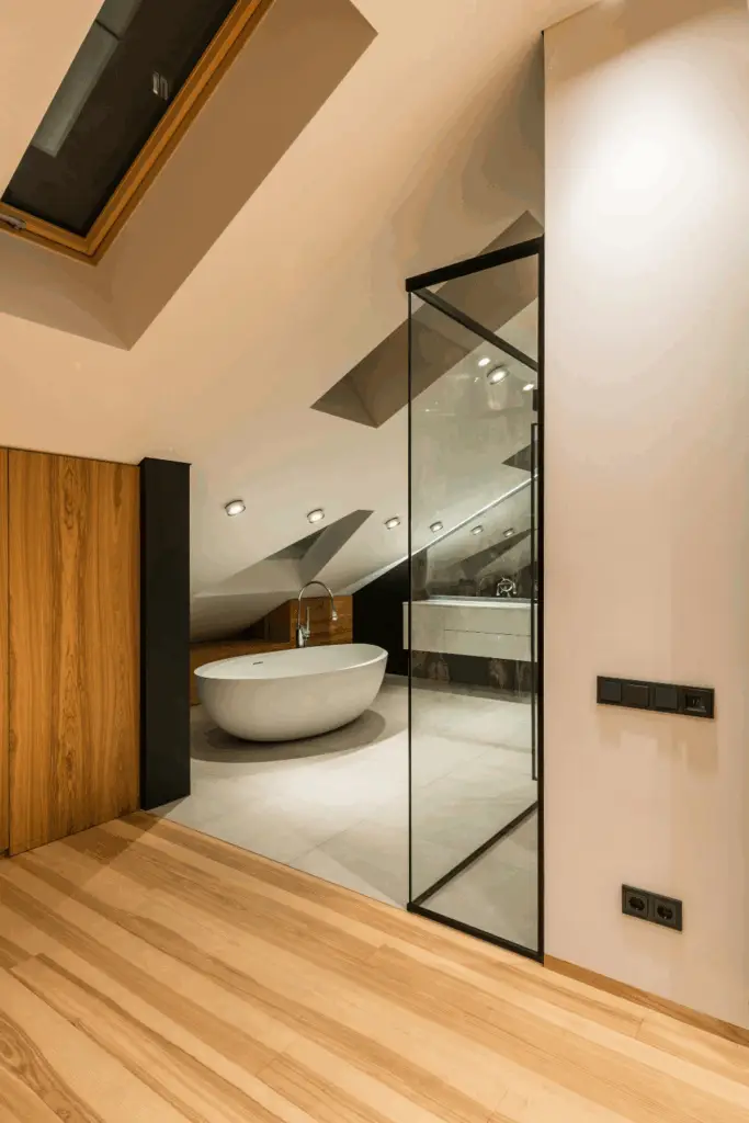 Salle de bain moderne sous combles avec baignoire îlot