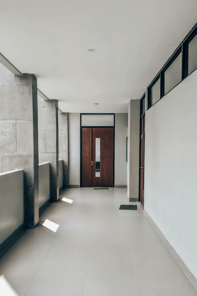 Couloir d’immeuble avec accès aux logements privatifs