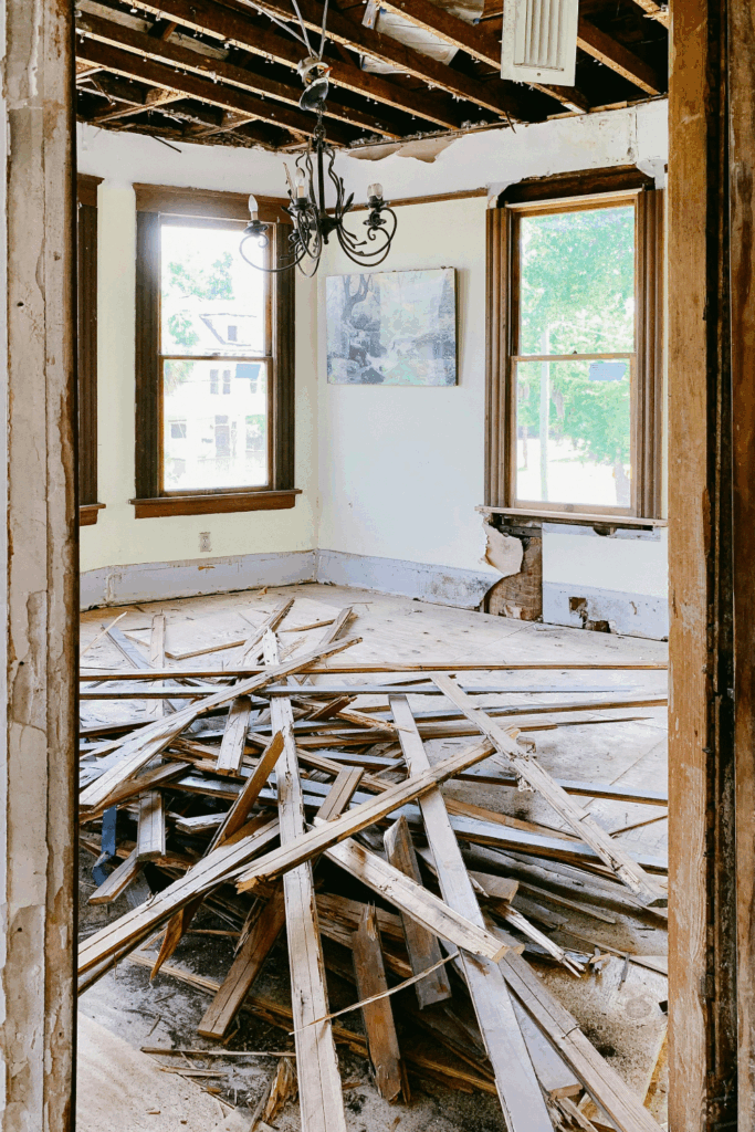 énovation lourde dans une pièce avec poutres apparentes et planches arrachées