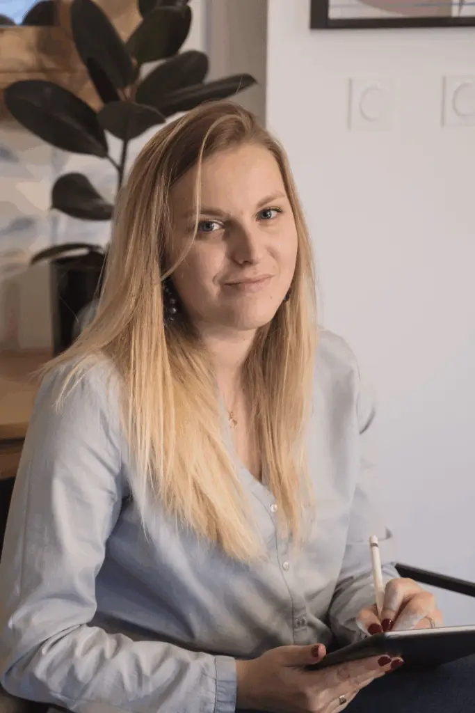 Alice Vaure, architecte d’intérieur Lille, disponible pour échanger avec ses clients depuis son bureau.