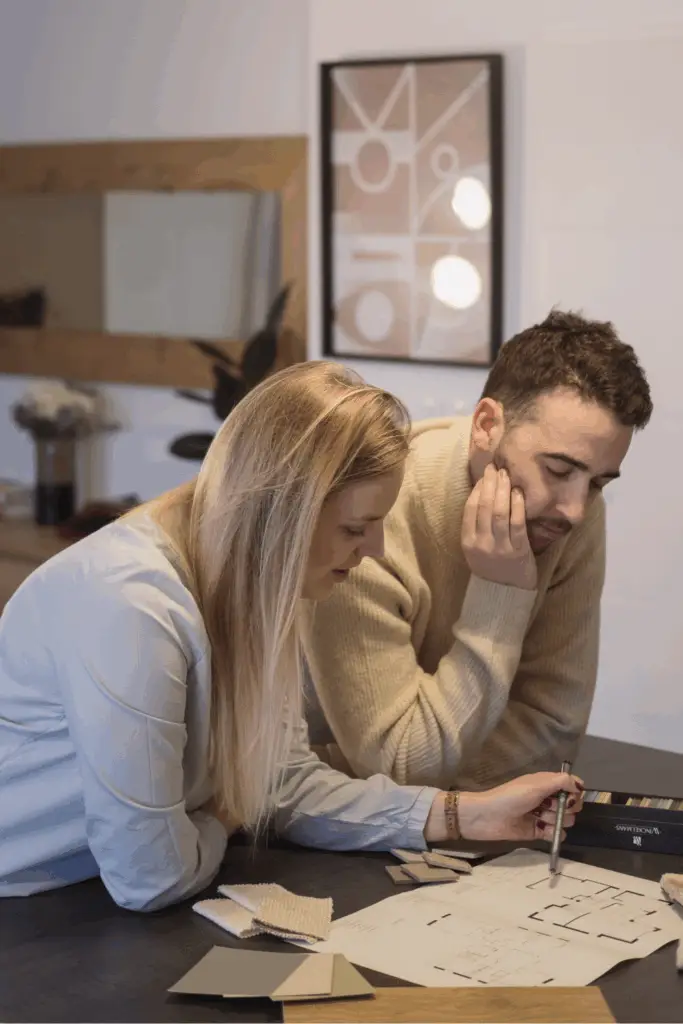 Alice Vaure, architecte d’intérieur Lille, en discussion avec un client autour d’un plan de rénovation.