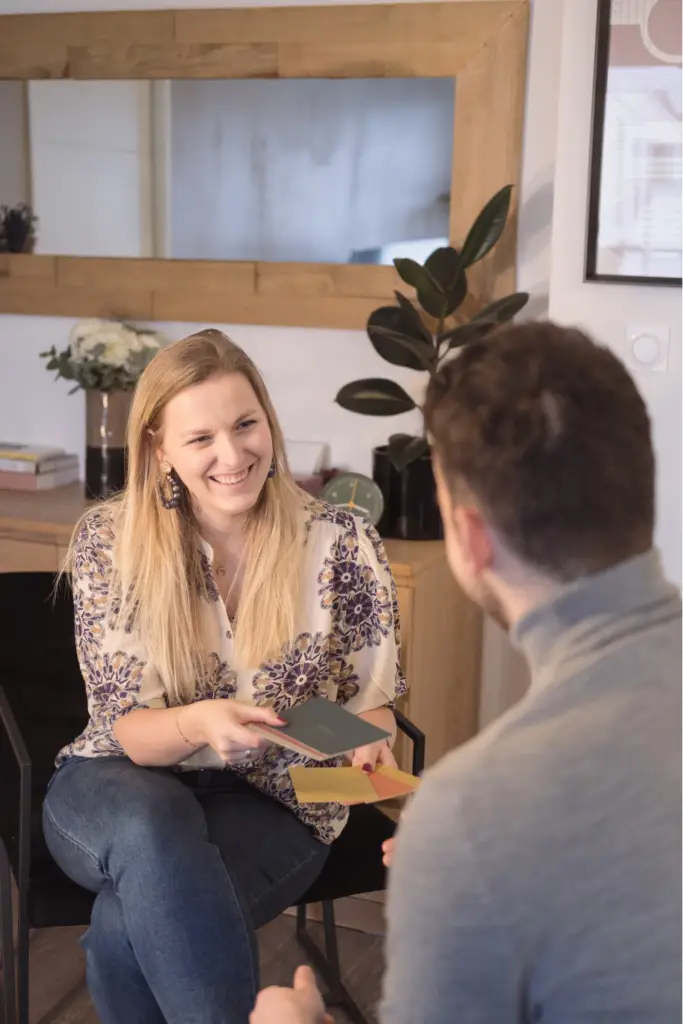Présentation d’échantillons de peinture lors d’une consultation d’aménagement intérieur