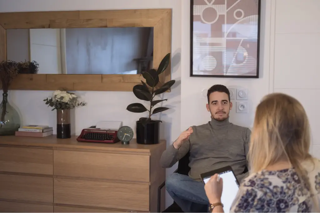 Architecte d’intérieur présentant un projet d’aménagement intérieur dans les Weppes à un client