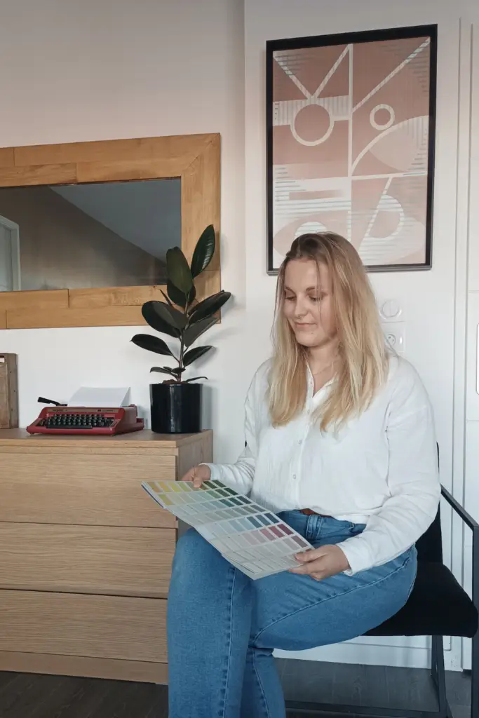 Architecte d’intérieur à Haubourdin présentant un nuancier de peinture