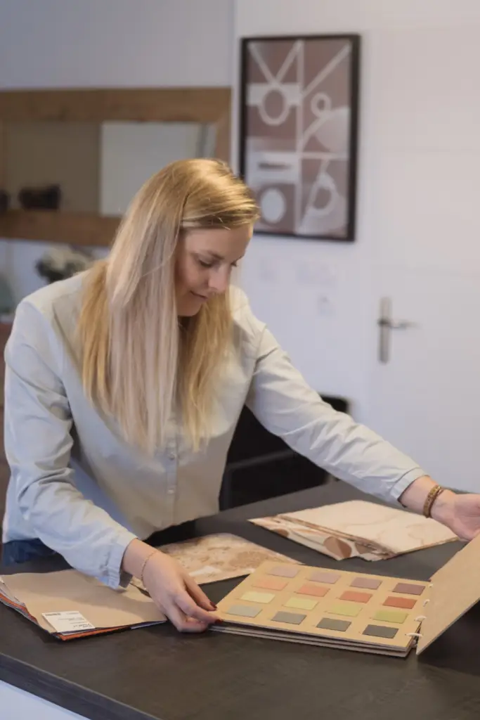 Sélection de matériaux par une architecte d’intérieur pour un projet de conception d’intérieurs