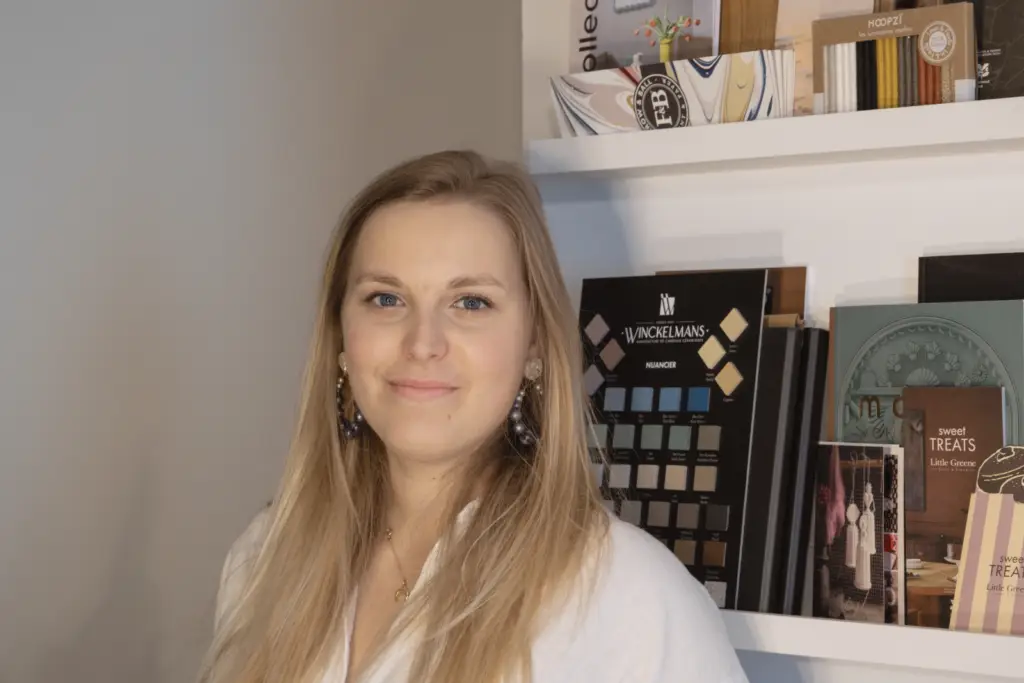 Architecte d’intérieur dans les Weppes présentant des échantillons de matériaux dans son bureau