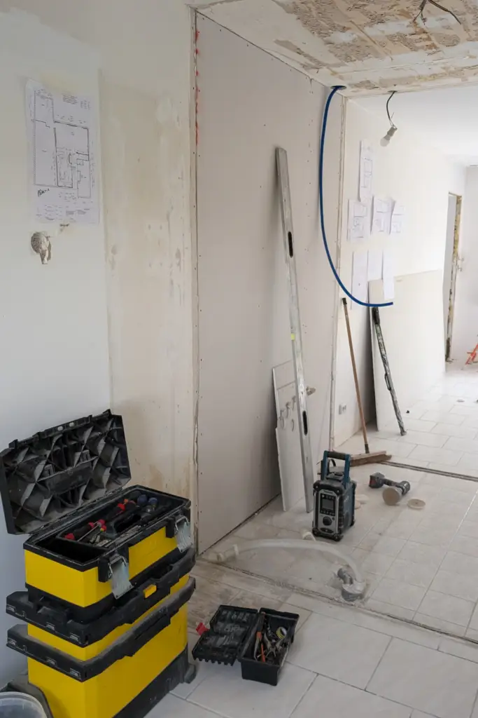 Chantier de rénovation avec plans accrochés au mur coordonné par une architecte d’intérieur