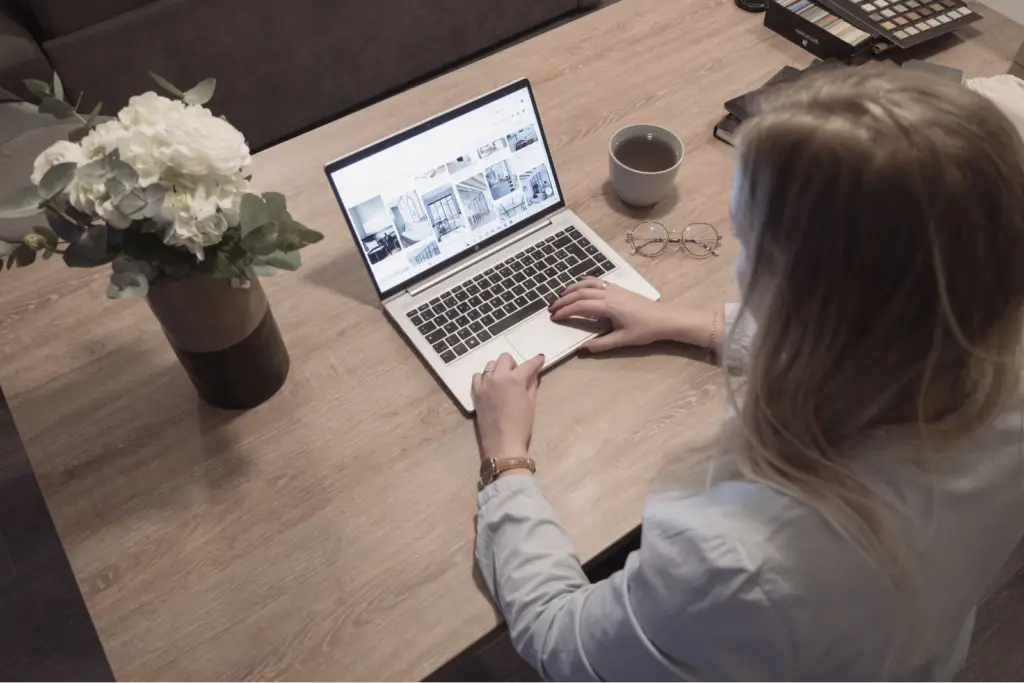 Architecte d’intérieur travaillant sur un moodboard de conception d’intérieurs dans les Weppes