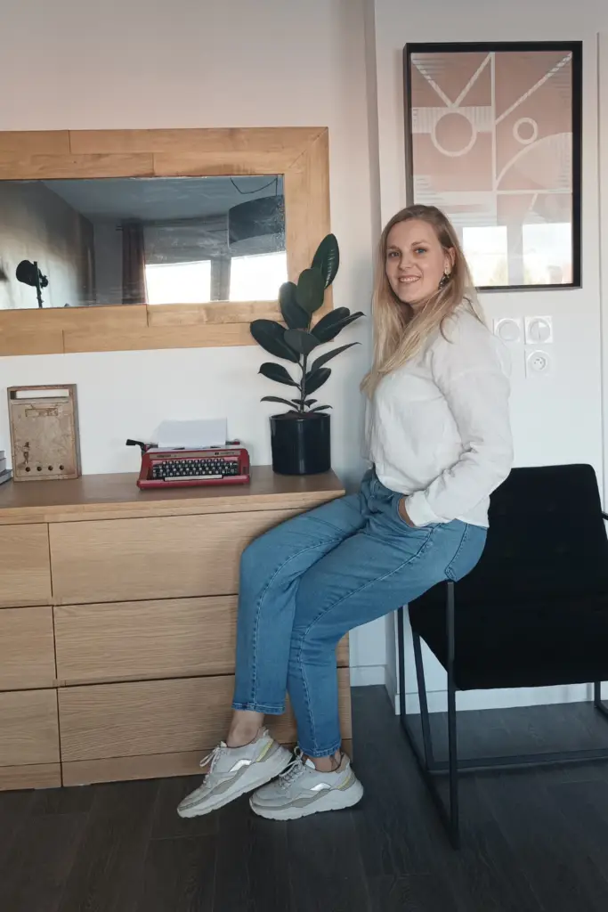 Portrait d’une architecte d’intérieur dans les Weppes assise dans un intérieur aménagé