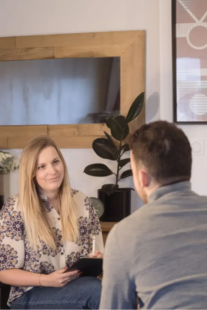 Architecte d’intérieur dans les Weppes prenant des notes sur iPad lors d’un rendez-vous client