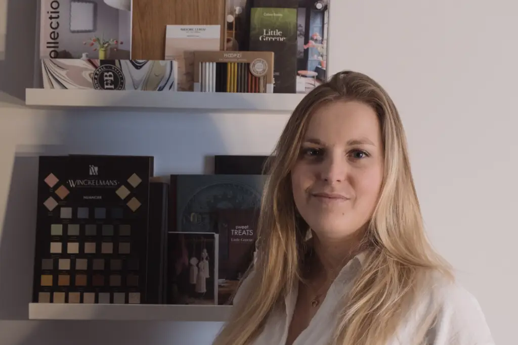 Architecte d’intérieur sélectionnant des matériaux pour une rénovation dans les Weppes