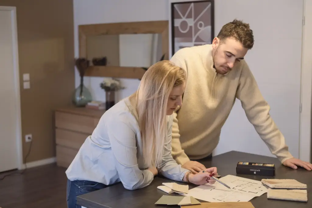 Alice, architecte d’intérieur, discutant d’un plan de cuisine avec un client