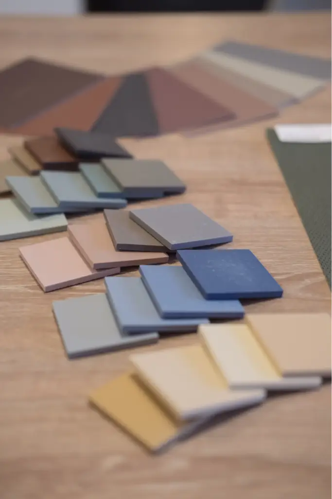 Échantillons de carreaux de ciment et peinture pour un projet d’aménagement intérieur