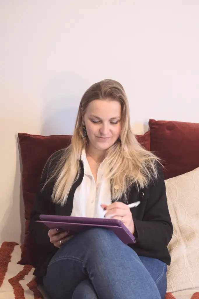 Alice, architecte d’intérieur, dessinant sur son iPad, face caméra