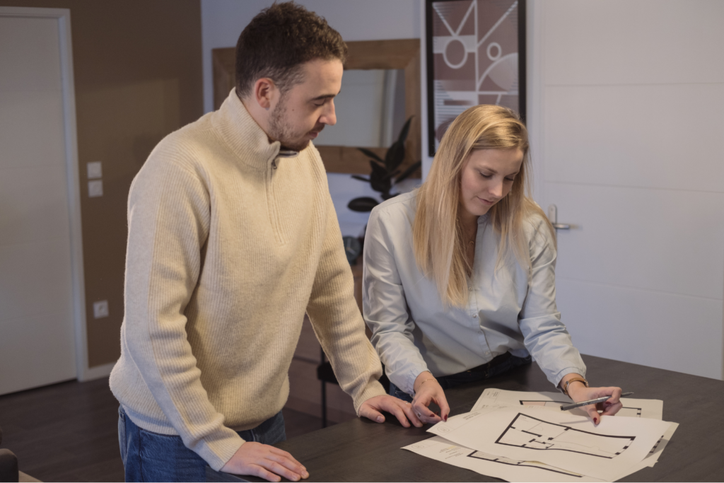Architecte d’intérieur présentant les plans d’une rénovation clé en main dans les Weppes à son client