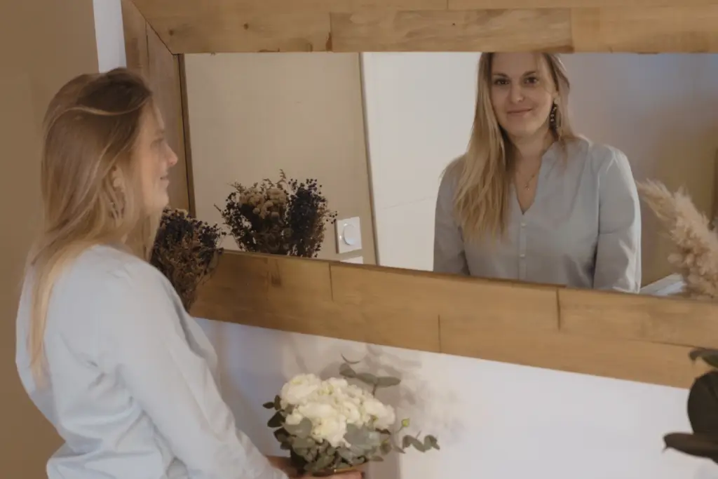 Alice Vaure, architecte d’intérieur Lille, travaillant sur les détails d’un projet d’aménagement.