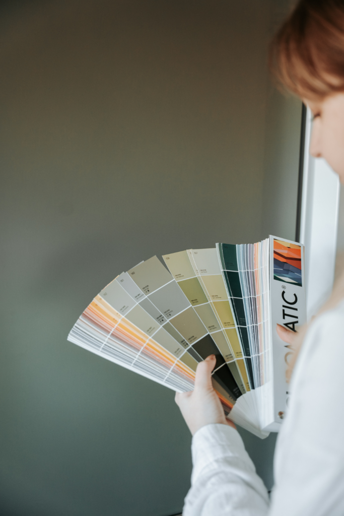 Présentation d’échantillons de peinture lors d’une consultation d’aménagement intérieur