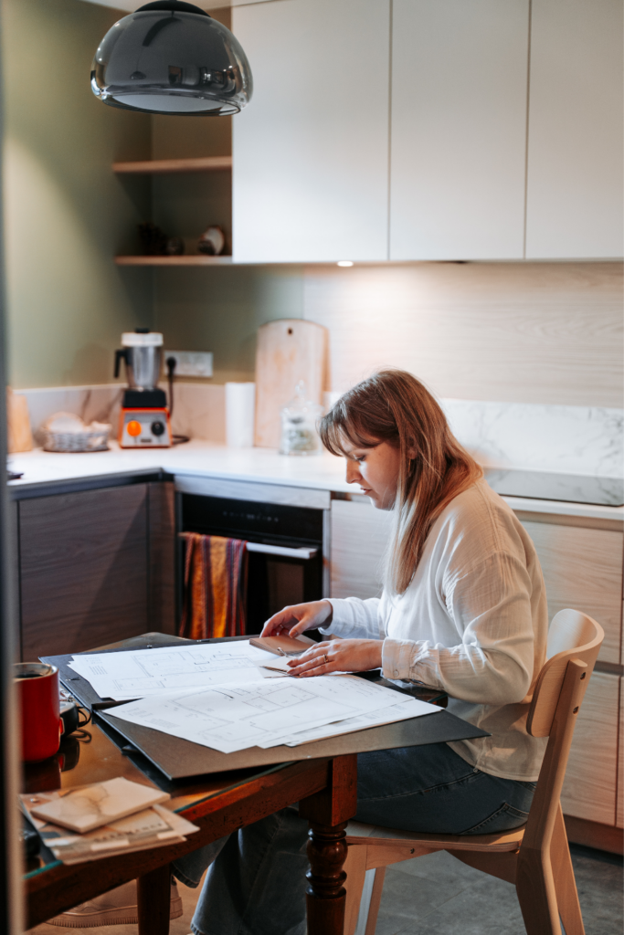 Alice Vaure, architecte d’intérieur Lille, disponible pour échanger avec ses clients depuis son bureau.