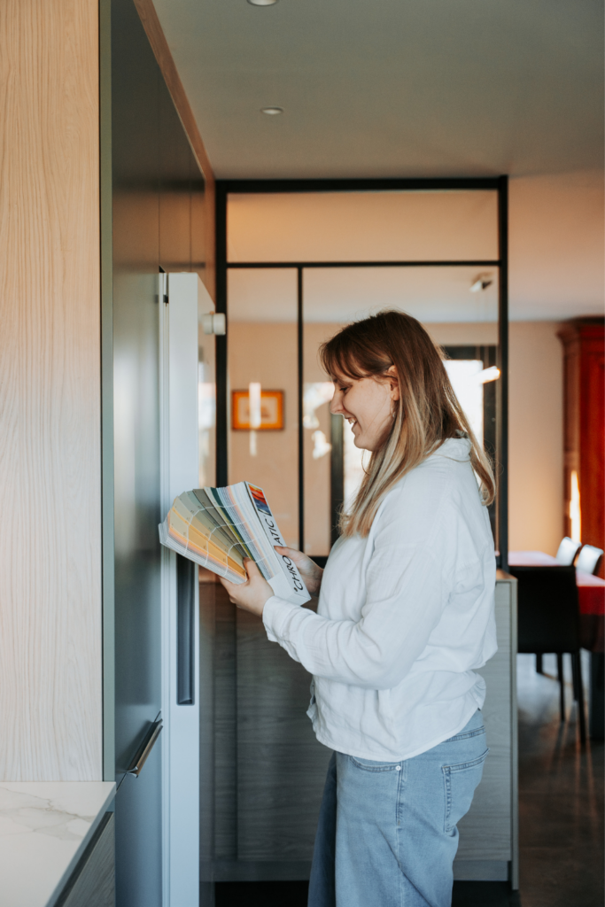 Sélection de matériaux par une architecte d’intérieur pour un projet de conception d’intérieurs