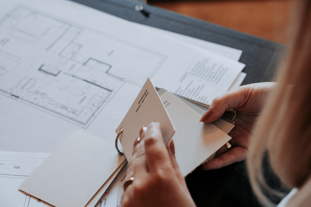 Architecte d’intérieur travaillant sur un moodboard de conception d’intérieurs dans les Weppes