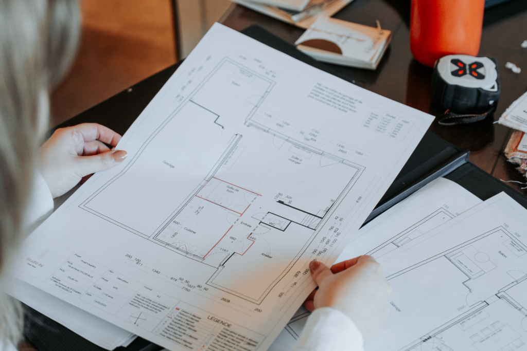 Architecte d’intérieur présentant les plans d’une rénovation clé en main dans les Weppes à son client