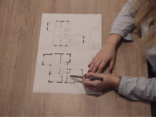 Architecte d’intérieur annotant un plan de rénovation