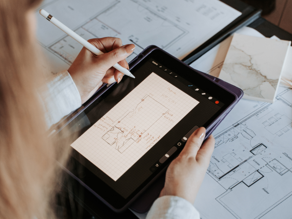 Architecte d’intérieur annotant un plan de rénovation